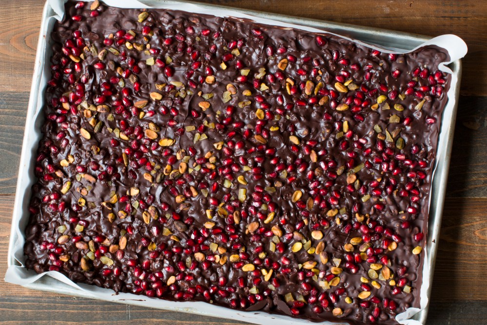 christmas-bark-with-dark-chocolate-pomegranate-seeds-pistachios-and-candied-ginger-3698