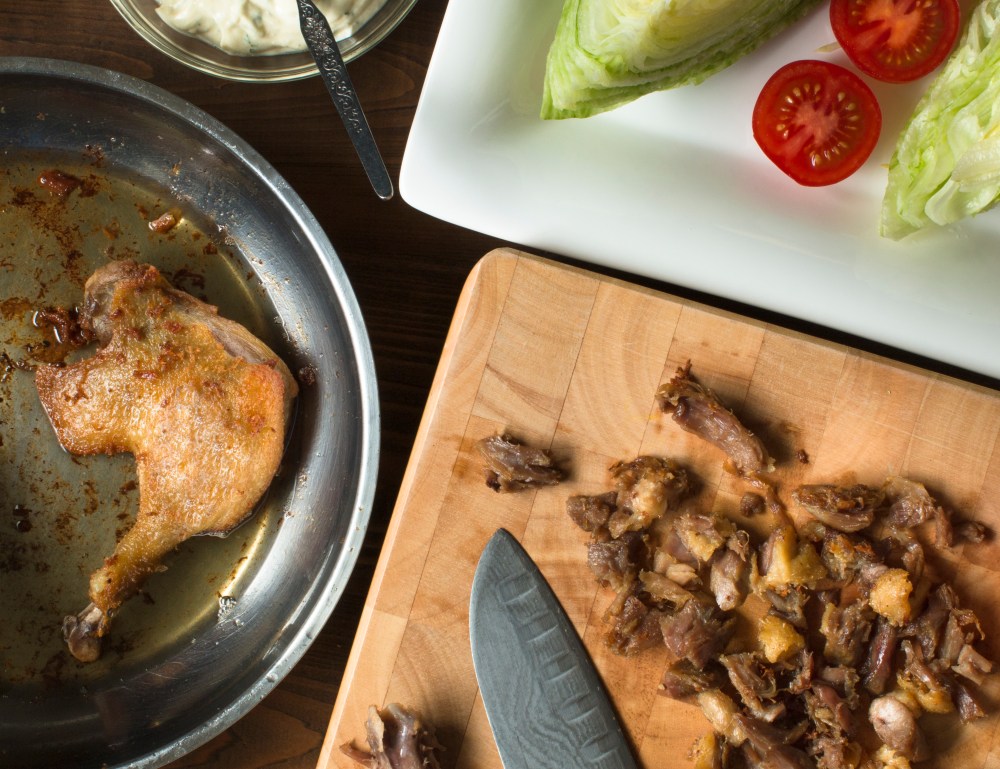 Duck confit with iceberg lettuce, pearl tomatoes, and chunky gorgonzola dressing cu hr-0345